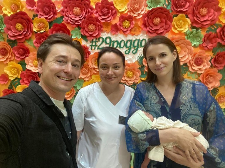 Сергей Безруков показал первые фото новорожденного сына и уже планирует взять шестого ребёнка из детдома