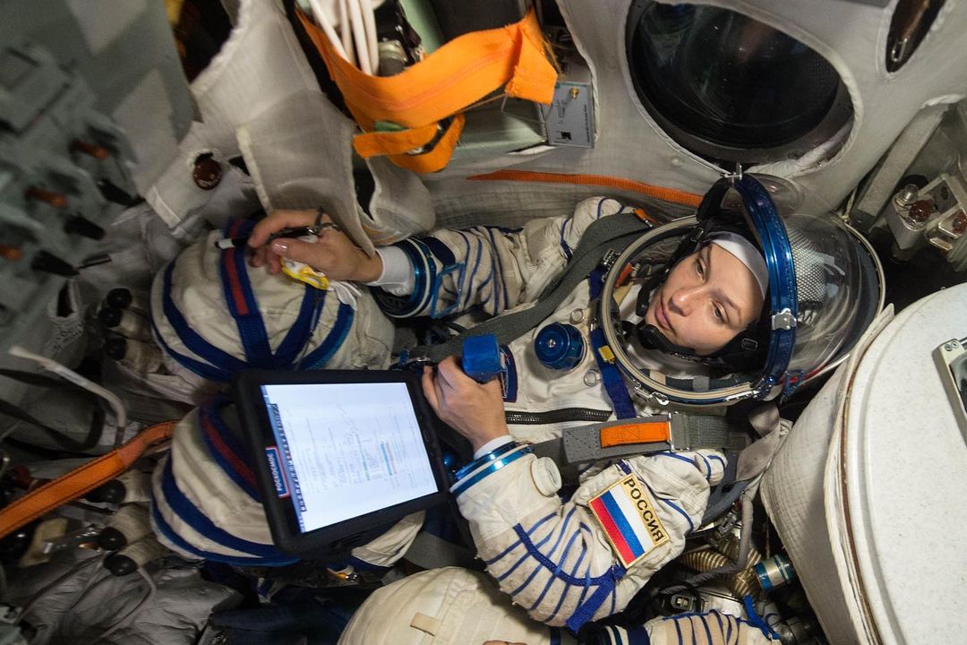 Юлия Пересильд показала фото с подготовки к полёту в космос на съёмки фильма «Вызов»