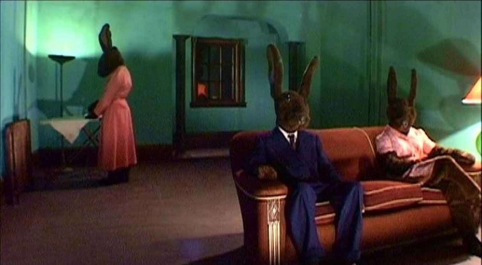 Дэвид Линч поделился первой серией сюрреалистического ситкома «Кролики»