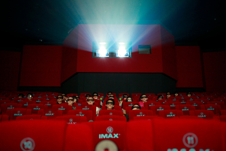 Россиян обяжут носить маски и перчатки в кинотеатрах