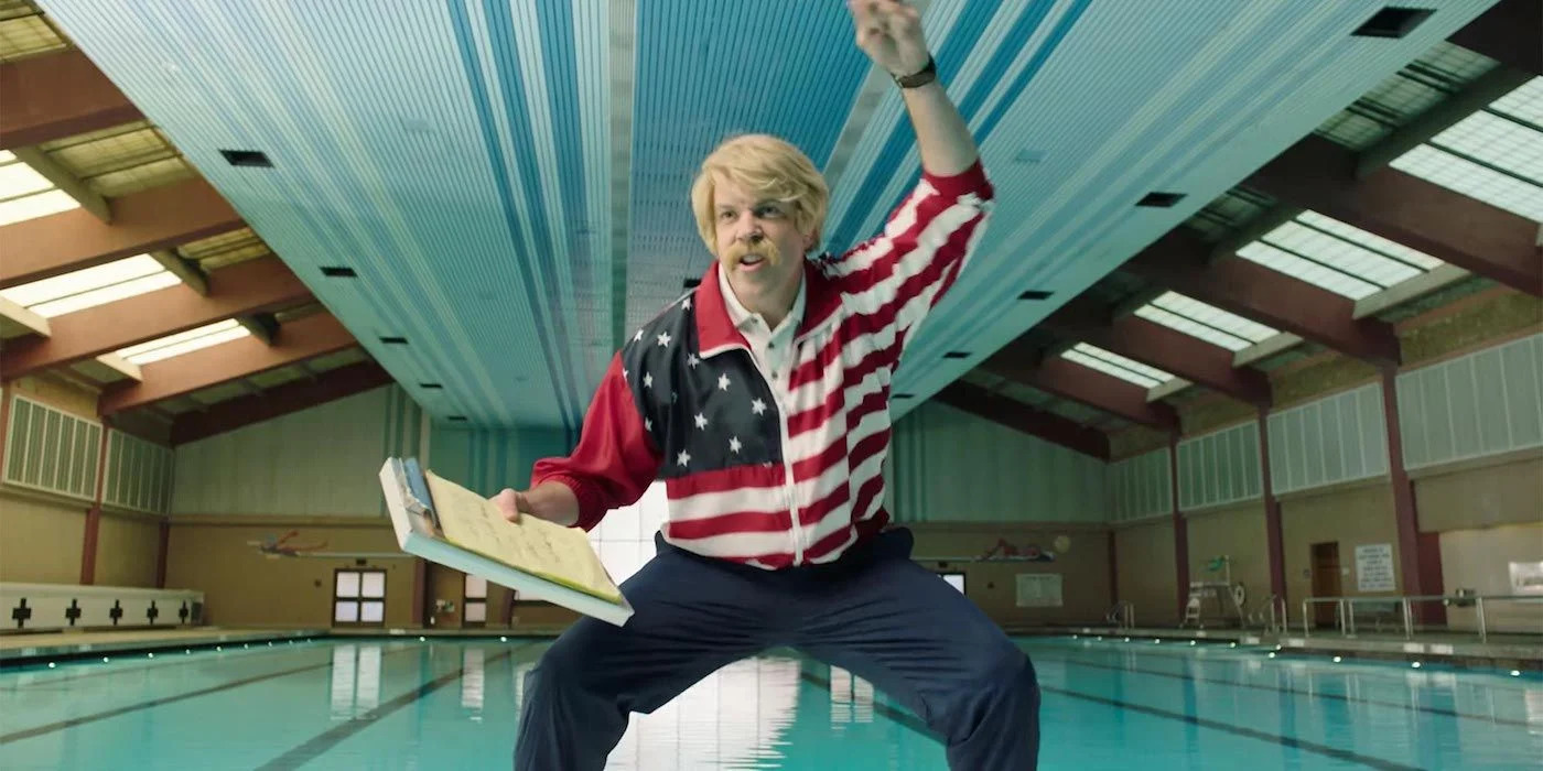 Звезда «Теда Лассо» Джейсон Судейкис тренирует пловцов в новом клипе Foo Fighters 
