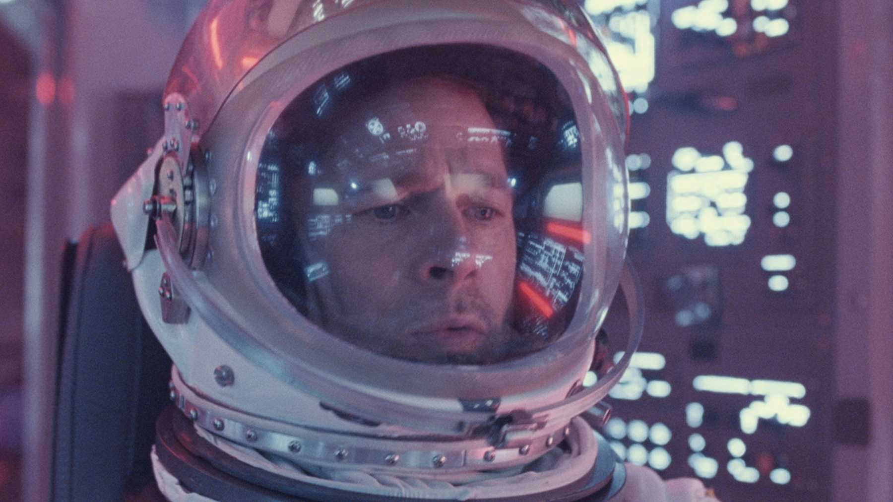 Через кино к звездам: Брэд Питт пообщался с астронавтом из космоса