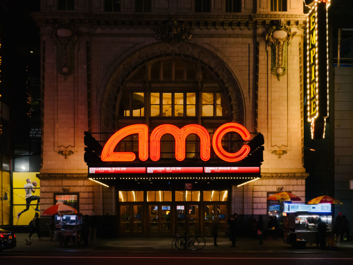 Глава киносети AMC раскритиковал Warner за решение выпустить фильмы одновременно в кино и онлайн