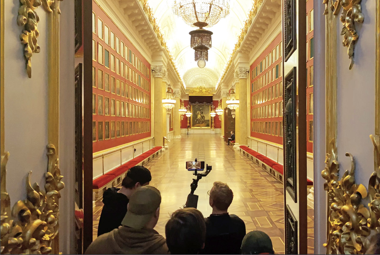 Apple и Эрмитаж сняли пятичасовой фильм о музее одним кадром