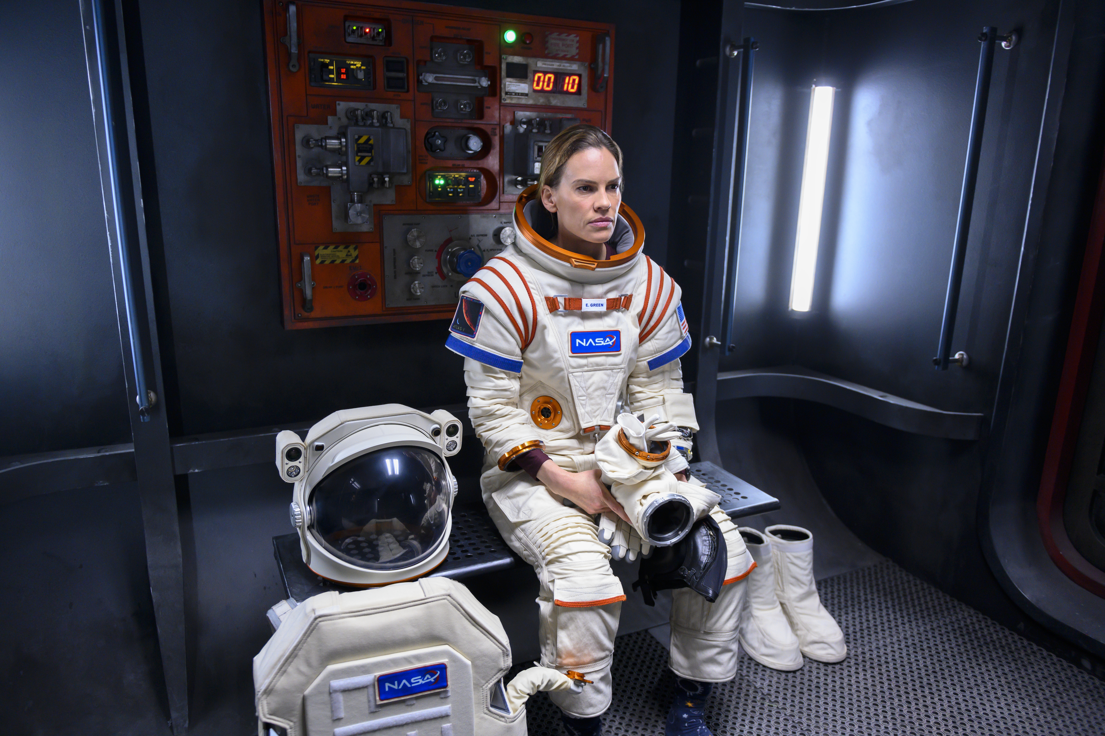 I m going to space. Вдали сериал 2020. Вдали - away (2020) - Netflix. Сериал away Netflix. Хилари Суонк сериал вдали.