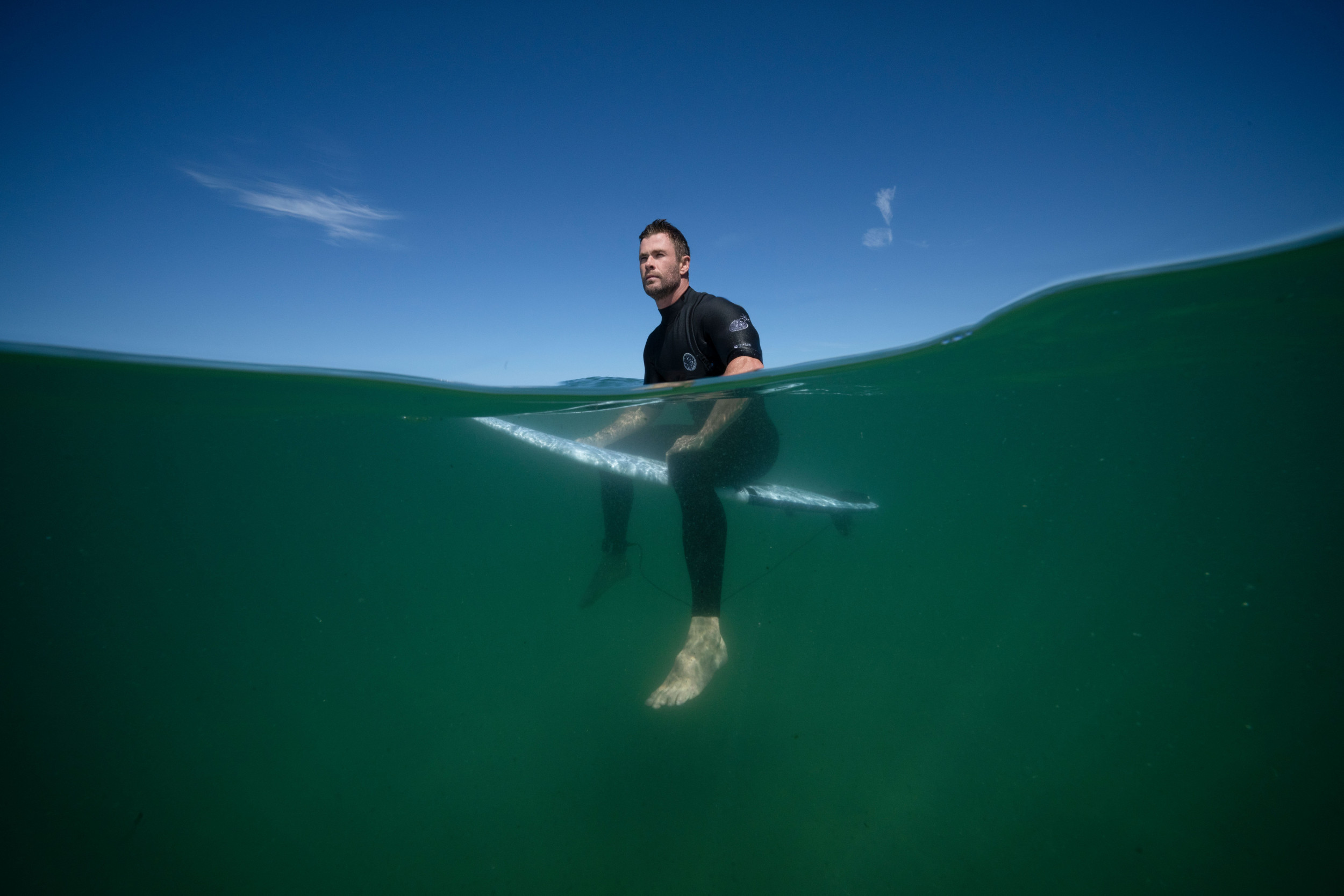 Аквамен из Marvel: Крис Хемсворт погрузился под воду к акулам