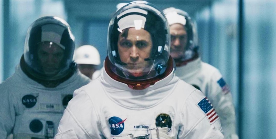 Райан Гослинг покоряет космос на новом постере «Человека на Луне»