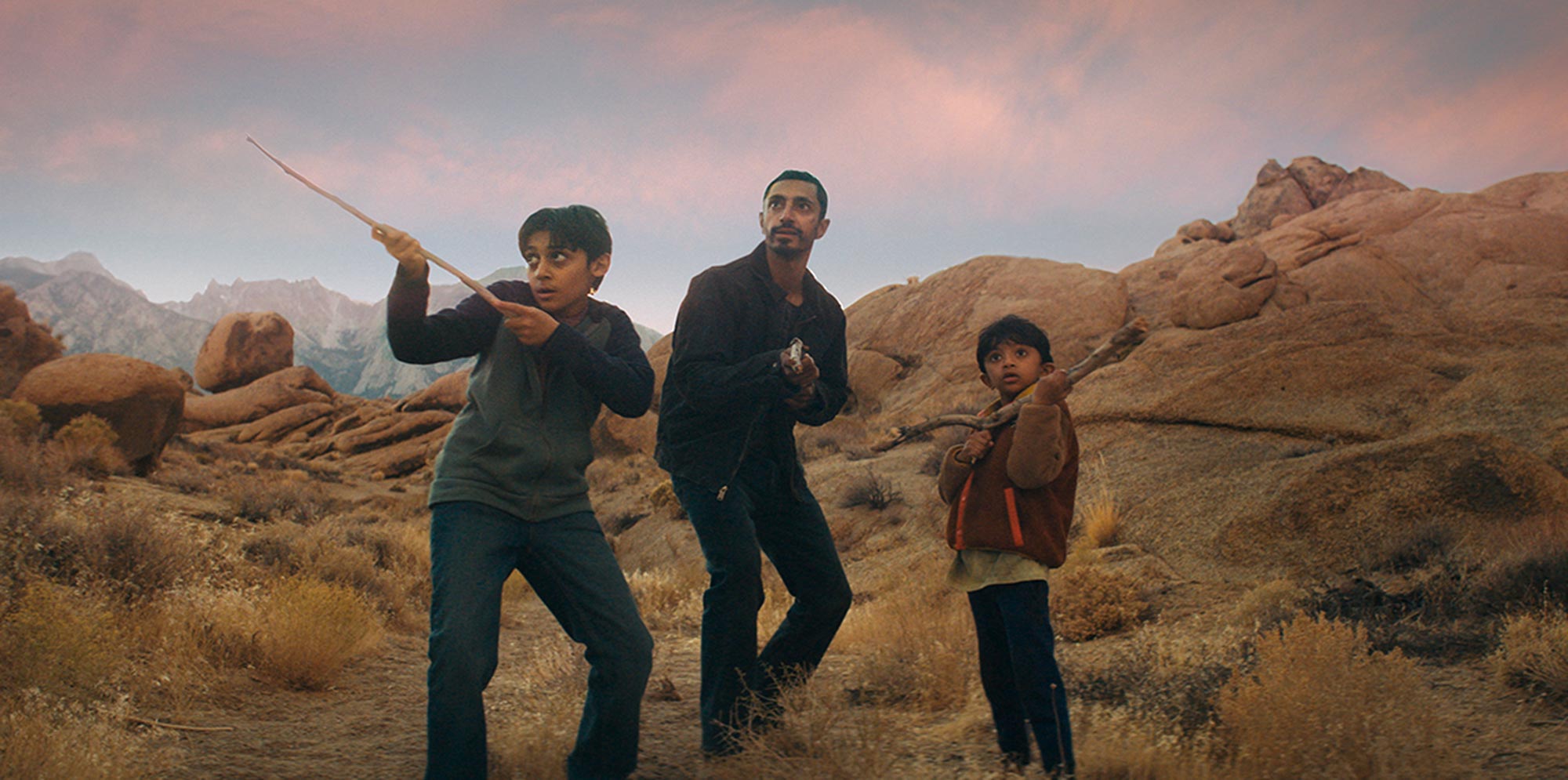 Риз Ахмед защищает сыновей в первом тизере фильма «Схватка»