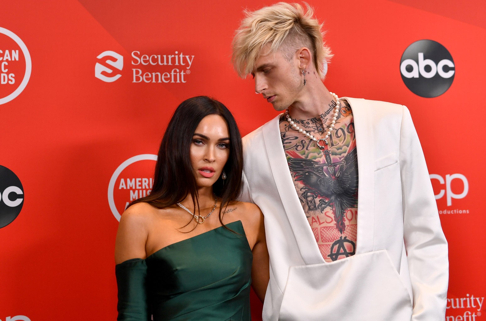 Machine Gun Kelly раскрыл, что носит на шее амулет с кровью Меган Фокс