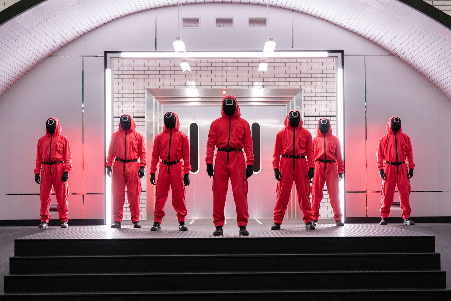 игра в кальмара сериал. 240 игра в кальмара. игра в кальмара 2 сезон. шоу игра в кальмара вызов. хван чжун хо.