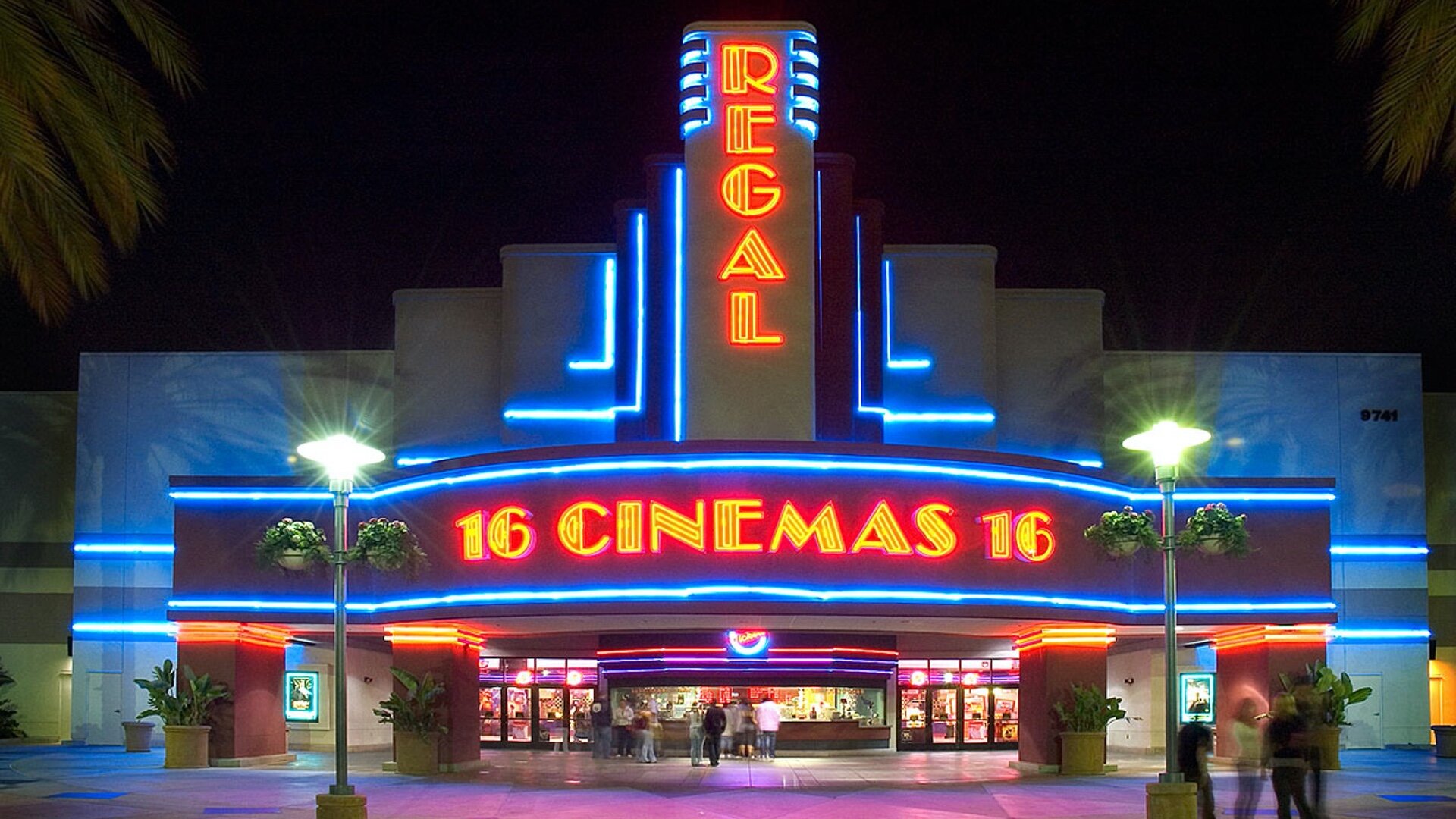 В Великобритании и США массово закрываются кинотеатры из-за переноса «бондианы»