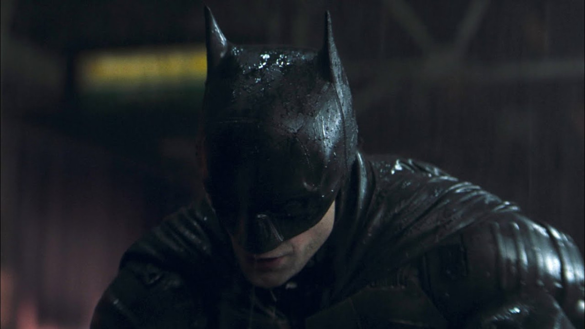 Заснеженный Готэм и бэтпещера попали на новые фото со съёмок «Бэтмена»