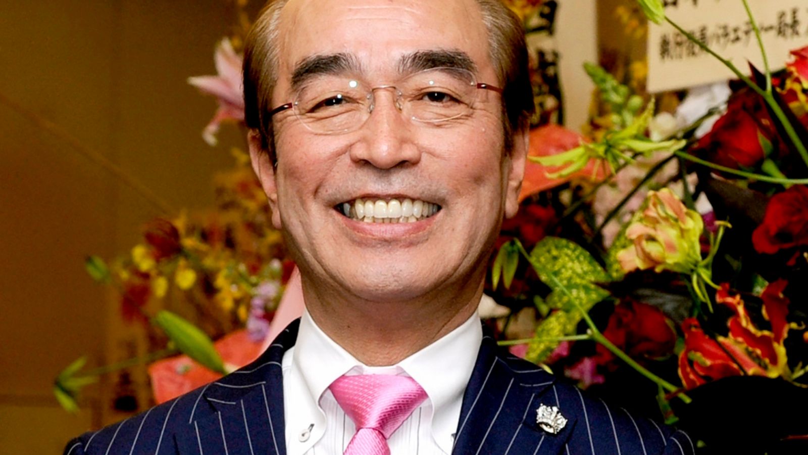 Известный японский комик Кен Cимура скончался из-за коронавируса
