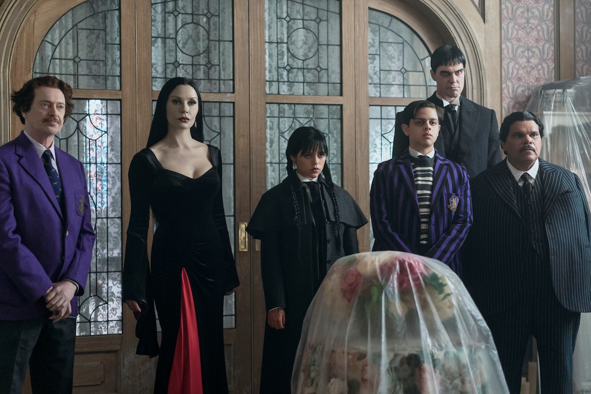 Кэтрин Зета-Джонс в роли Мортиши Аддамс на кадре из сериала «Уэнздей»
