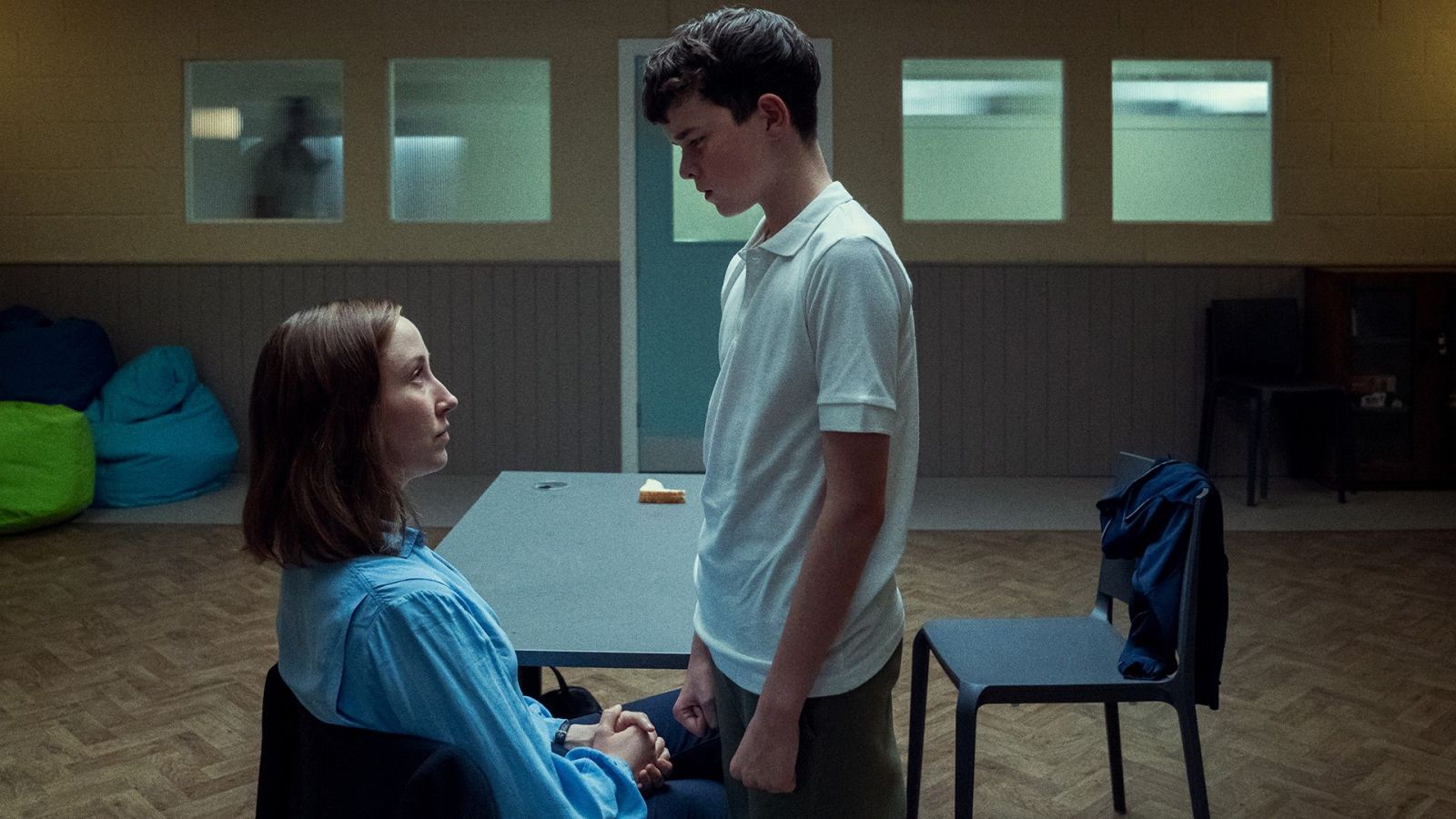 Оуэн Купер в роли Джейми на кадре из сериала «Переходный возраст»