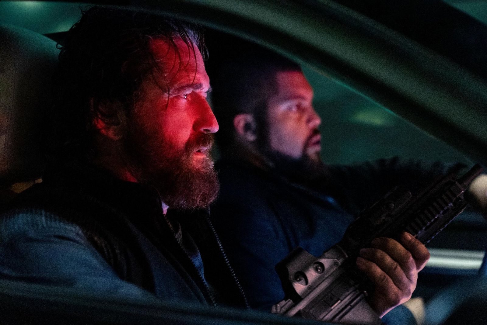 Джерард Батлер в роли на кадре из фильма «Охота на воров 2: Пантера»