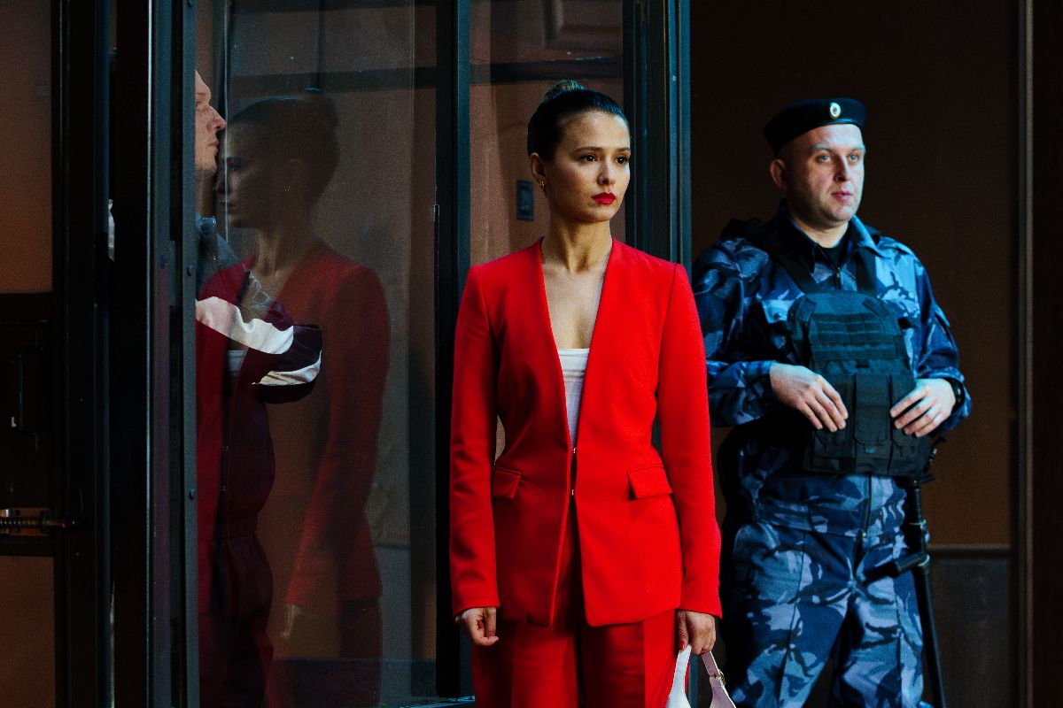 Любовь Аксёнова в роли Наташи на кадре из сериала «Почка»