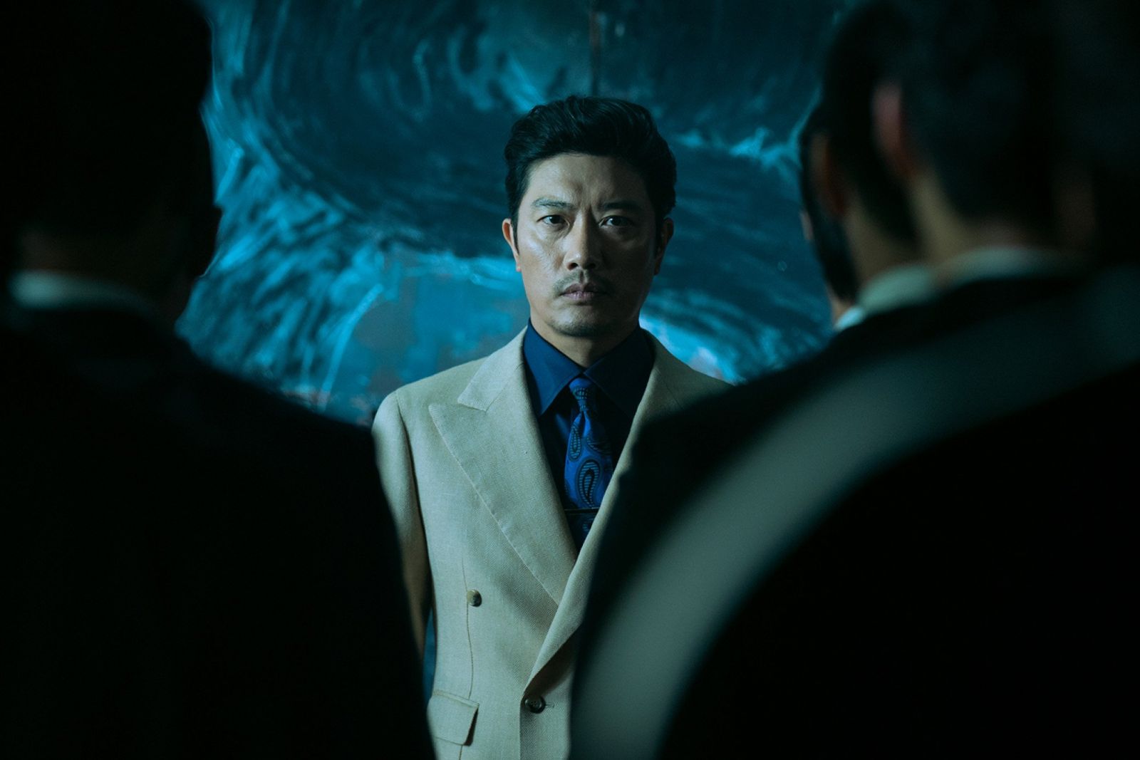 Хи‑сун Пак в роли Чой Му‑джин на кадре из сериала "Во имя мести" ...