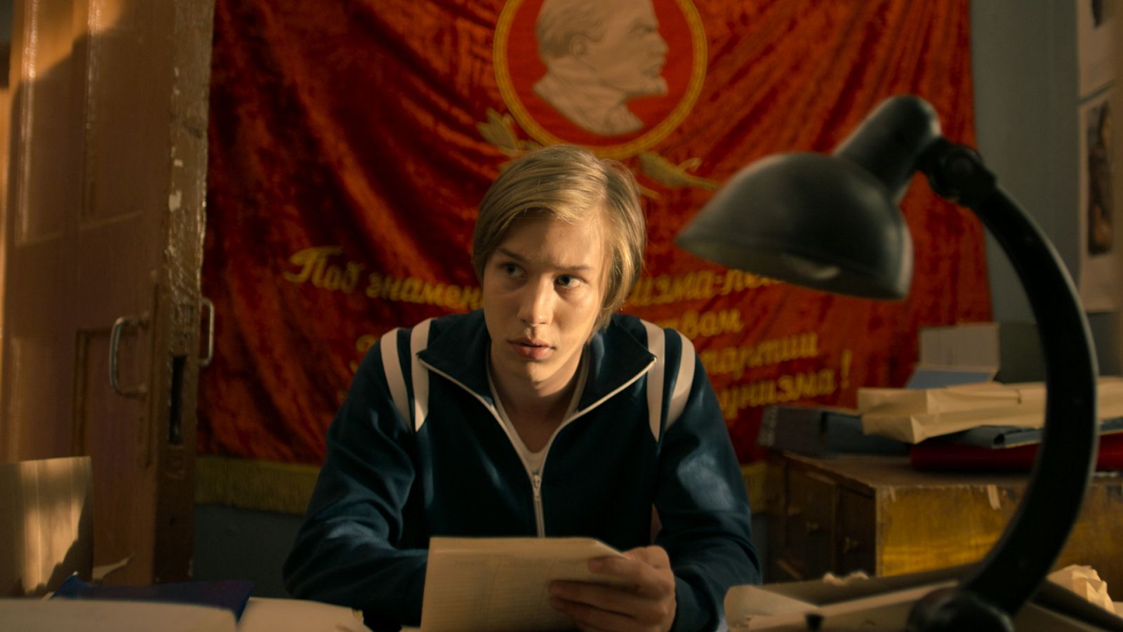 Даниил Вершинин в роли Игоря Корзухина на кадре из сериала «Пищеблок»