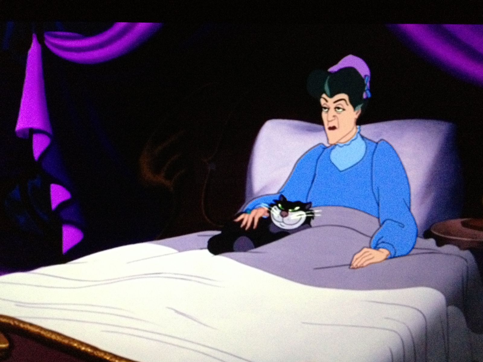 Золушка в постель. Леди Тремейн Золушка. Леди Тремейн Золушка 1950. Леди Тремейн с котом.