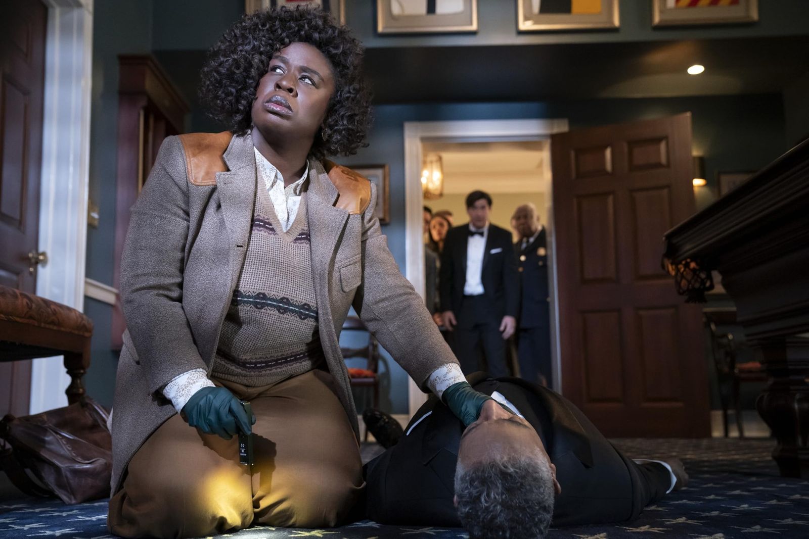 Узо Адуба в роли Корделии на кадре из сериала «Резиденция»