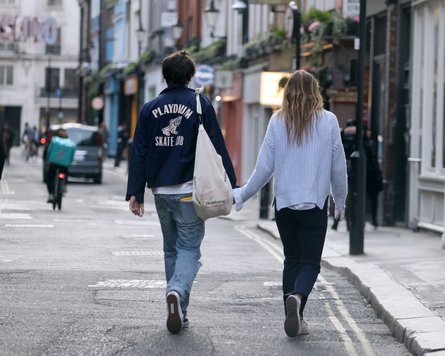 Гарри Стайлз и Оливия Уайлд на улице в Лондоне