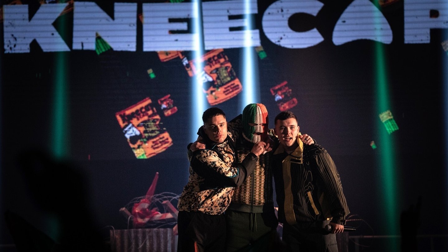 Лиам Ог в роли Мо Чара на кадре из фильма «Kneecap»