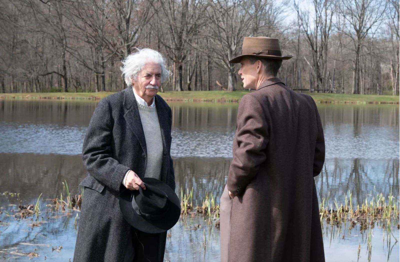 Том Конти в роли Альберта Эйнштейна на кадре из фильма «Оппенгеймер»