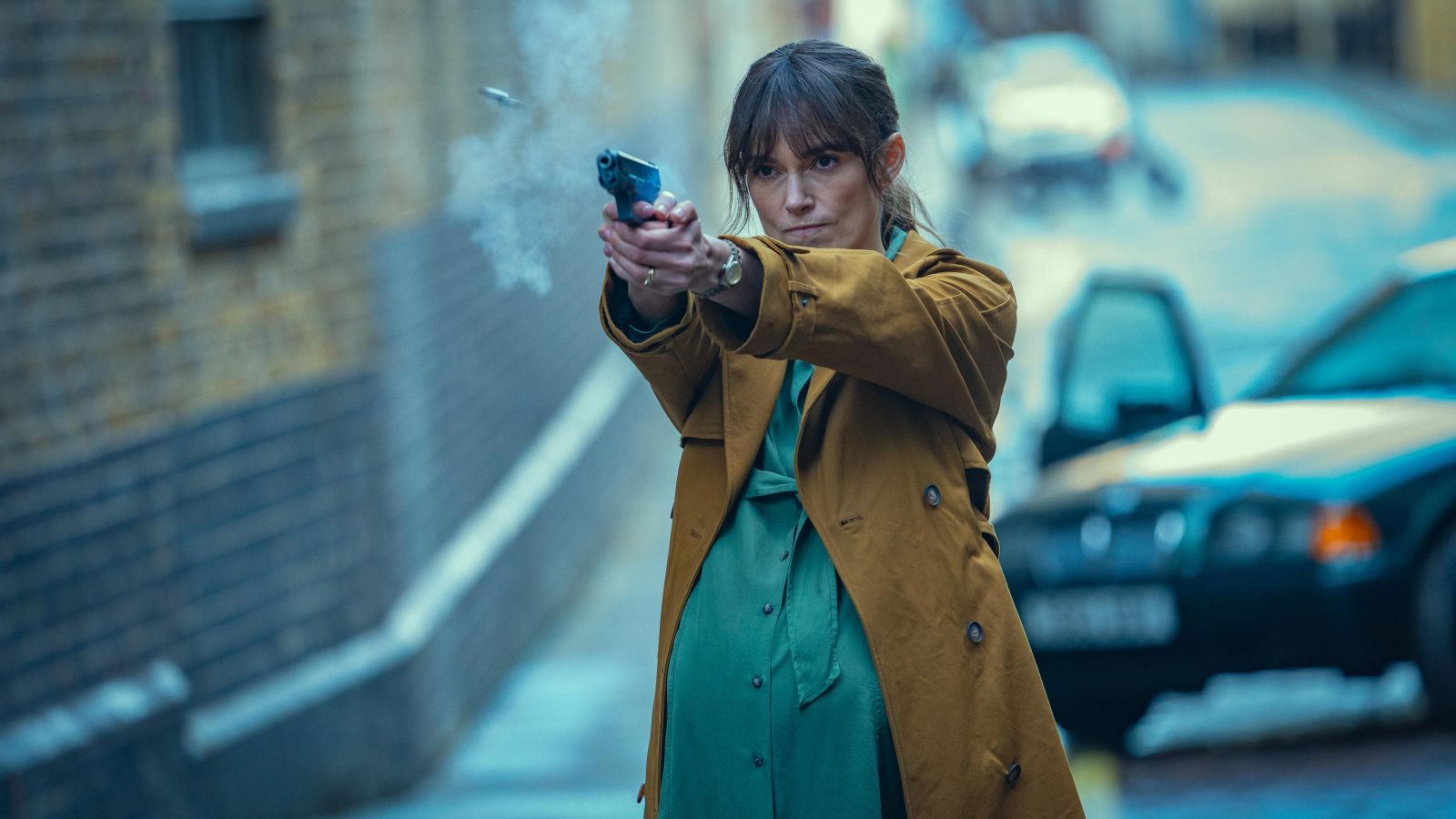 Кира Найтли в роли Хелен Уэбб на кадре из сериала «Черные голуби»