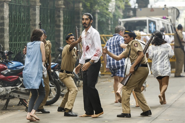 Кадр из фильма «Отель Мумбаи: Противостояние»