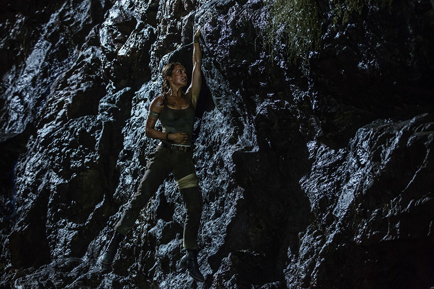 Кадр из фильма "Tomb Raider: Лара Крофт" Кадр из фильма "Tomb Raider: Лара Крофт"