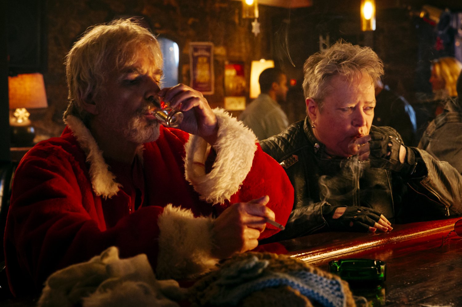 Кадр из фильма "Плохой Санта 2". Страница персоны Кэти Бейтс. 
