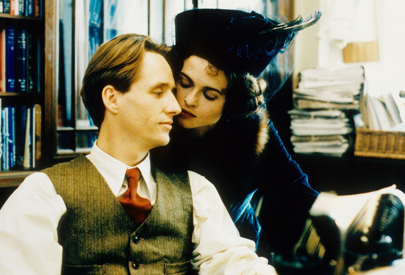 https://www.film.ru/sites/default/files/images/still-of-helena-bonham-carter-and-linus-roache-in-the-wings-of-the-dove-(1997)-large-picture.jpg