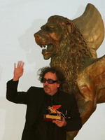 На проходящем в Венеции Международном кинофестивале Джонни Депп лично вручил почетную награду фестиваля -- 