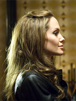 На CharityFolks.com выставили на продажу кожаную куртку, в которой Анджелина Джоли появляется в фильме Тимура Бекмамбетова 