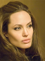 Анджелина Джоли, недавно произведшая на свет двоих, уже присматривается к новым ролям, в том числе к потенциальной партии женщины-кошки в новом 