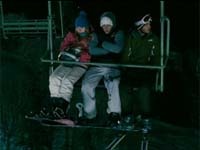 В пятницу вечером трое лыжников застревают на подъемнике в горах -- теперь герои вынуждены принимать решения, от которых зависит их жизнь