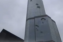 Взрывы, стрельба и парашютисты, прыгающие с башни Трампа, порадуют каждого любителя гигантских роботов