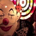 Клоунская голова, граммофон и девушка, похожая на скрипачку Эмили Отемн