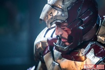 На сайте Marvel Studios разместили новый кадр фильма, на котором перед нами предстал немного помятый Тони Старк