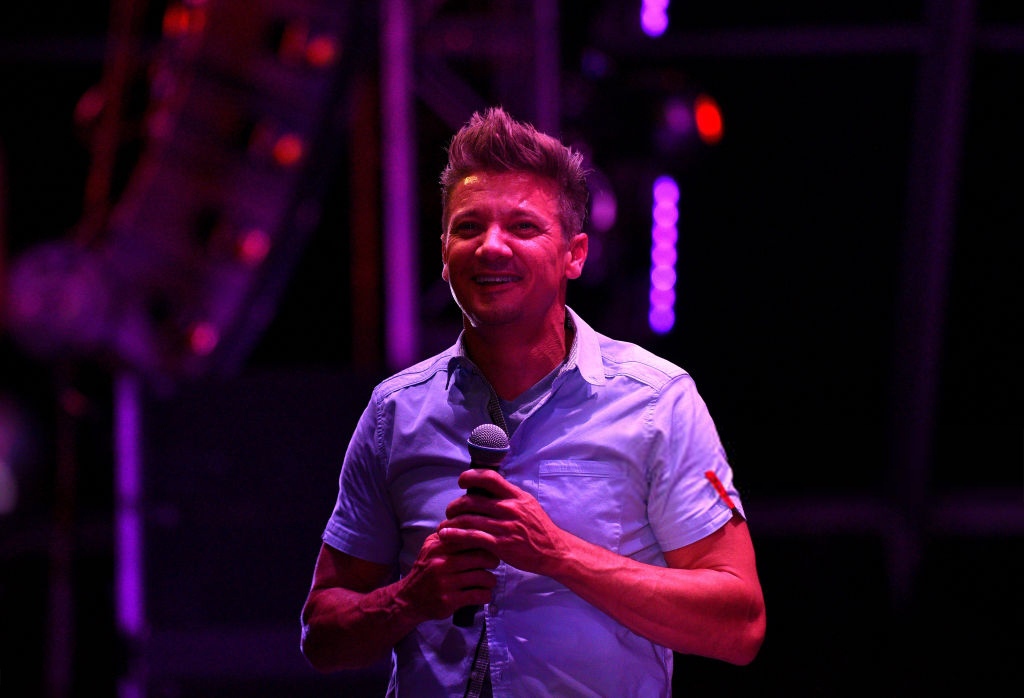 Джереми Реннер спел песню на фестивале в Лас-Вегасе