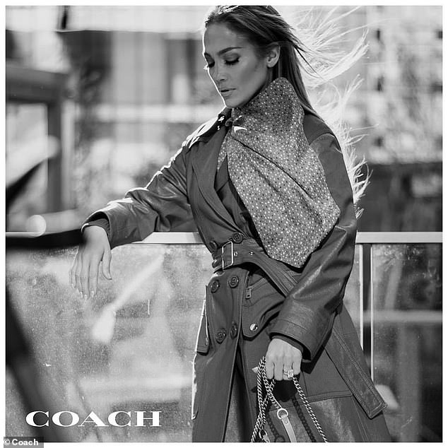 Дженнифер Лопез стала новым лицом американского бренда Coach