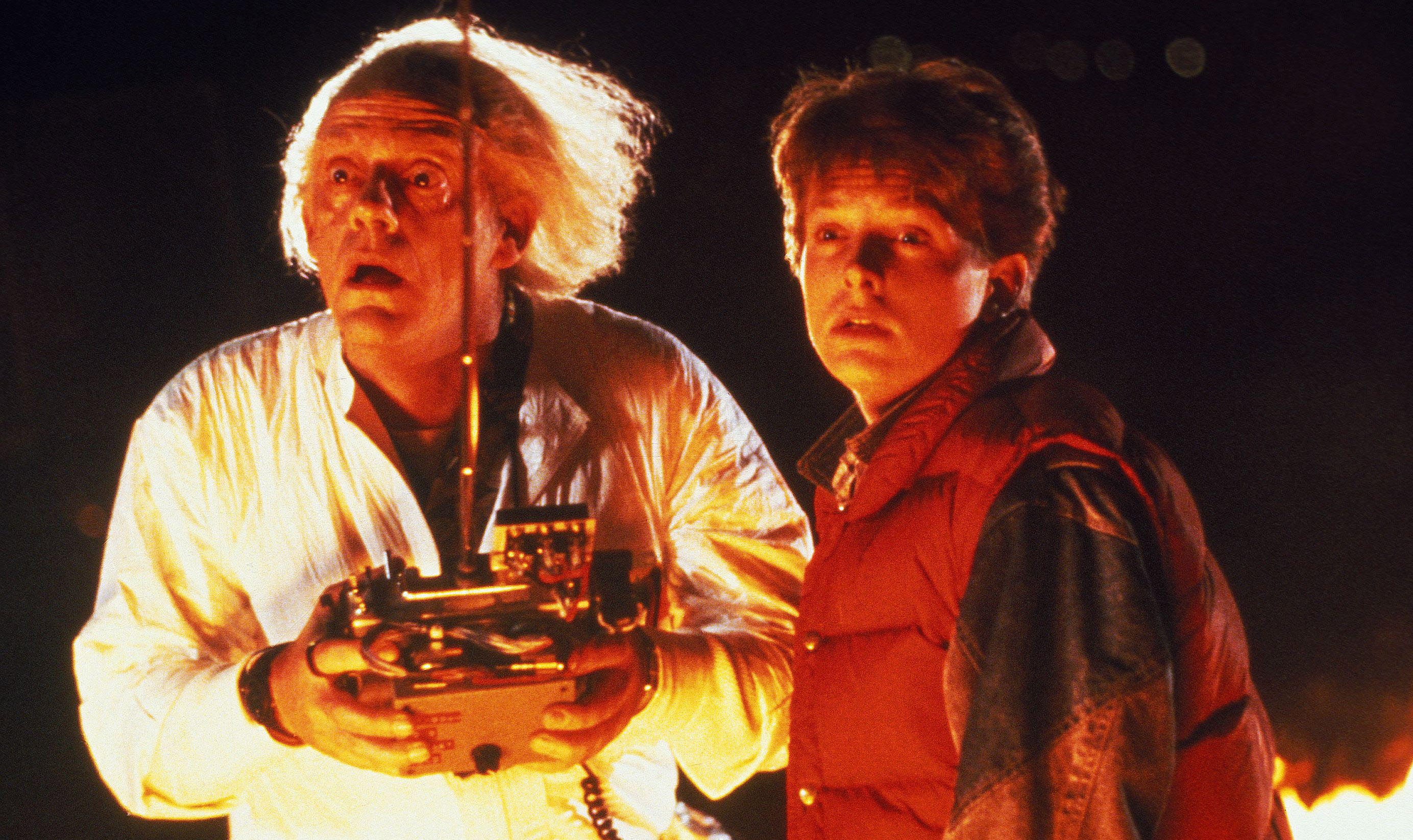 Назад в будущее премьер видео. Назад в будущее 1985. Назад в будущее премьер видео. Назад в будущее фильм 1985. Марти и дог назад в будущее.