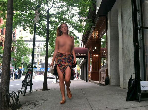 Дочь Брюса Уиллиса и Деми Мур гуляет по улицам Нью-Йорка топлесс в знак протеста против правил Instagram