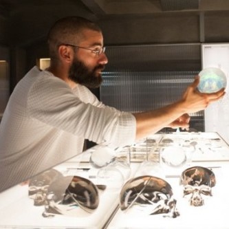 Оскар Айзек демонстрирует Доналу Глисону первой прототип робо-женщины
