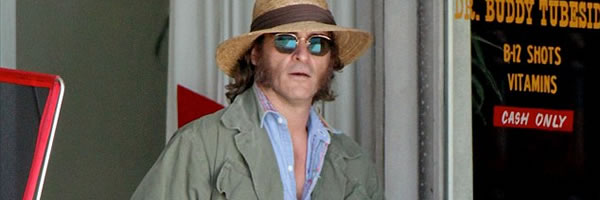 Актер принял весьма экстравагантный вид: шляпа, темные очки и бакенбарды