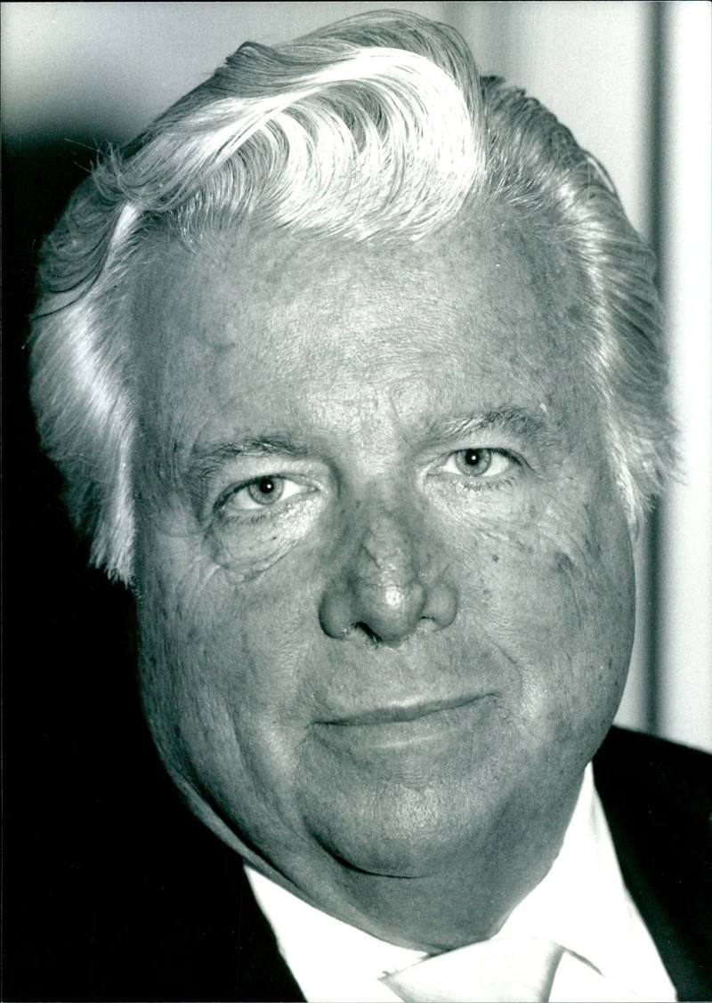 Холл Бартлетт