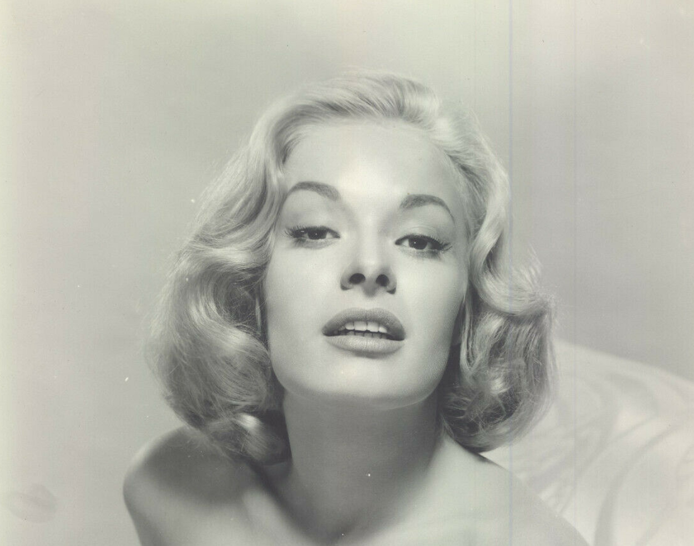 Дженнифер Холден