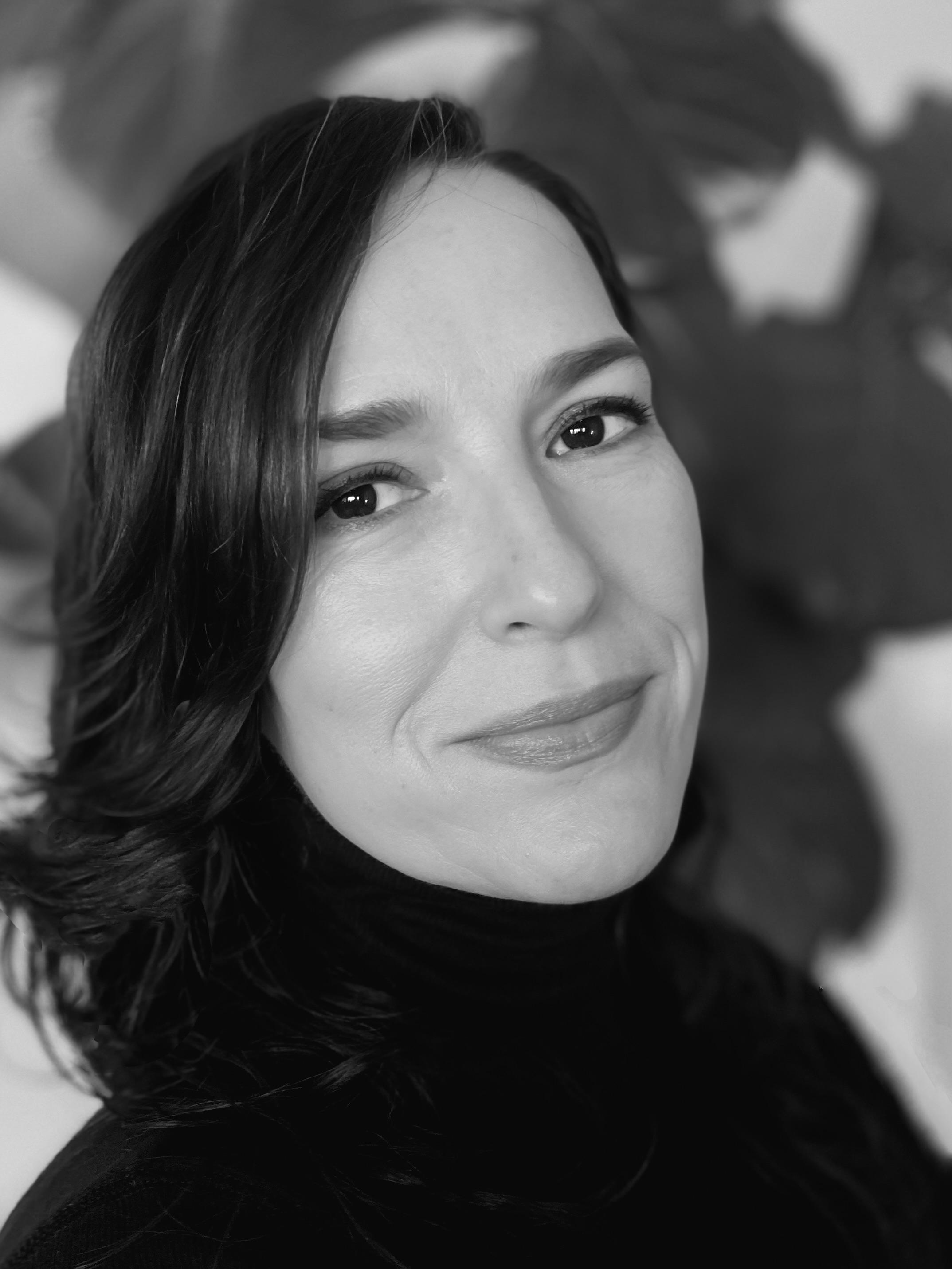 Николь Стотт