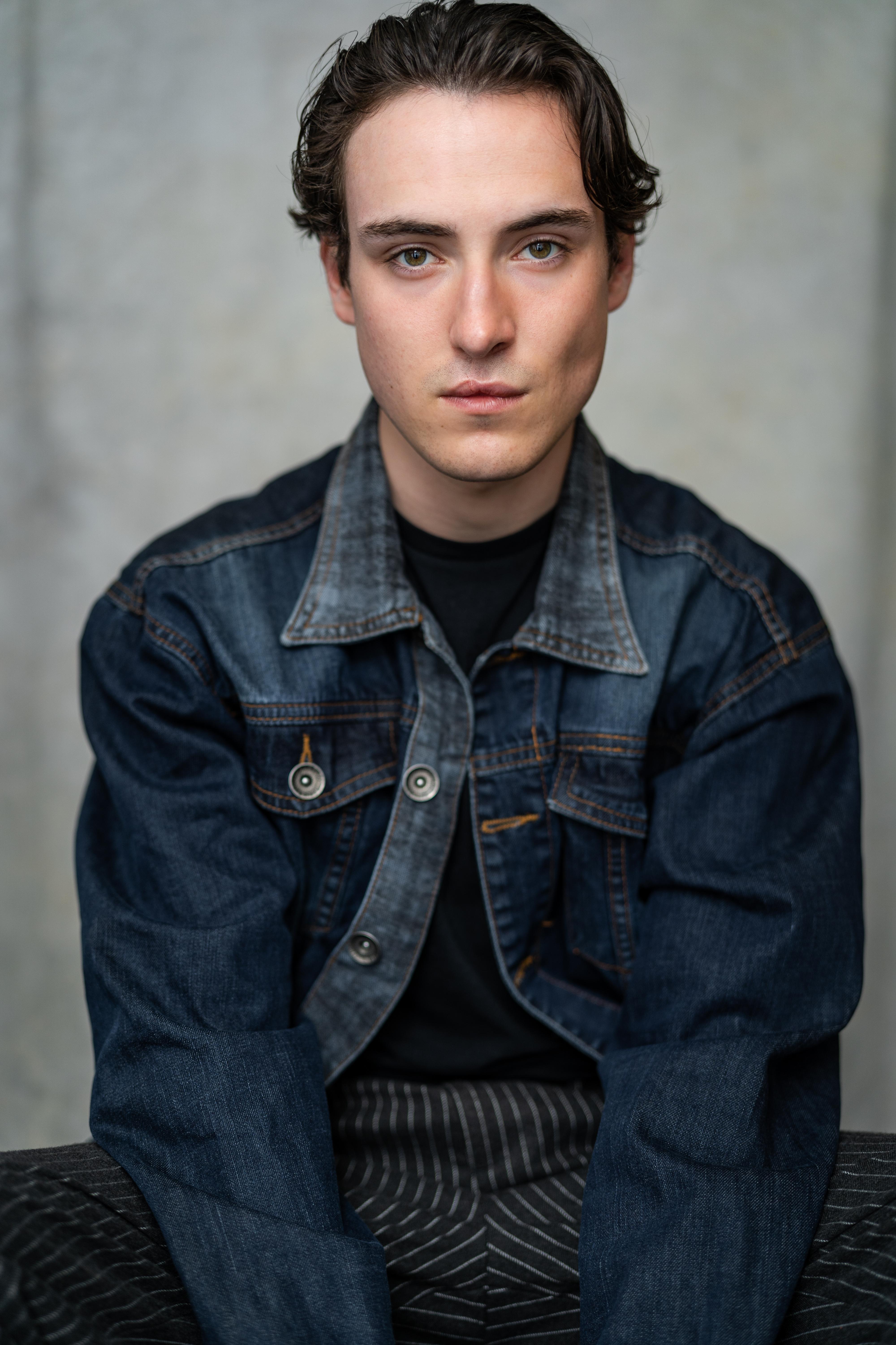 Итан Робертс